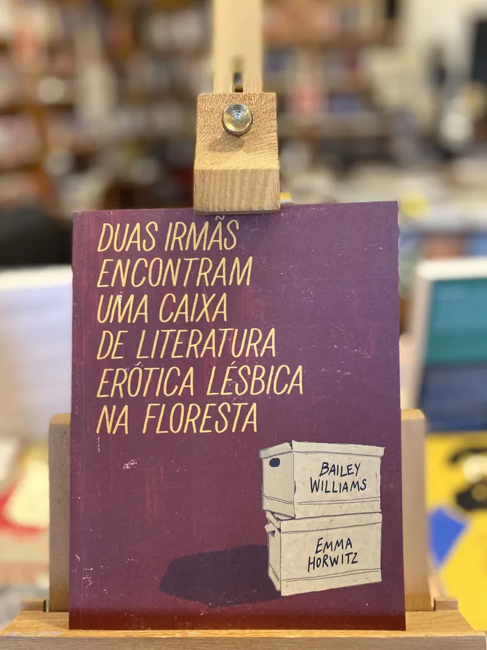 DUAS IRMÃS ENCONTRAM UMA CAIXA DE LITERATURA ERÓTICA LÉSBICA NA FLORESTA