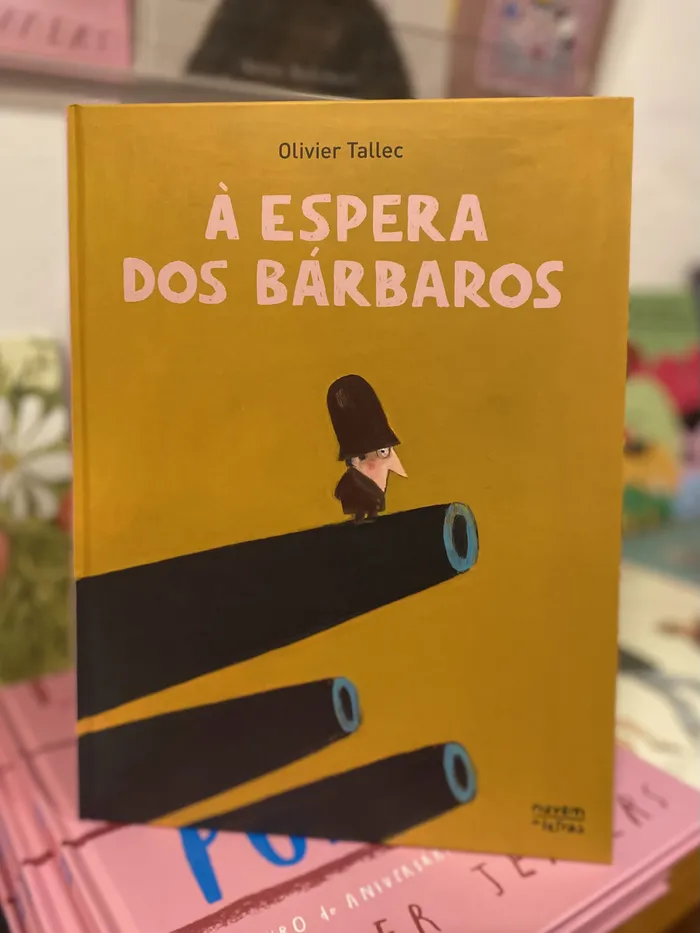 À ESPERA DOS BÁRBAROS