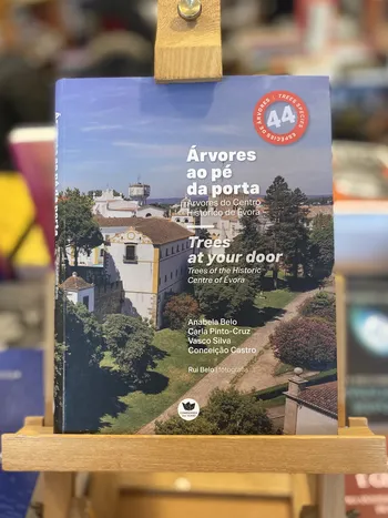 ÁRVORES AO PÉ DA PORTA